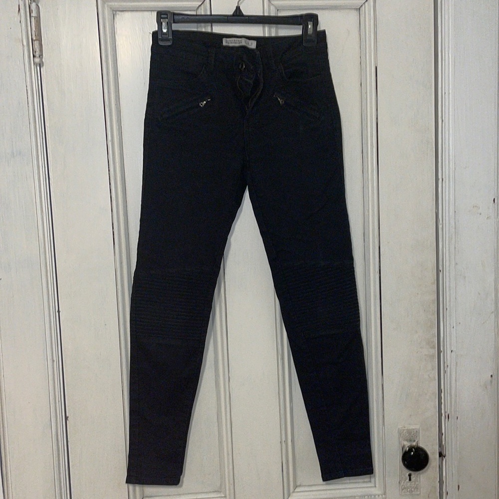 Zara black denim stretchy jeans, size 04 USA. Zipper pocket for show.